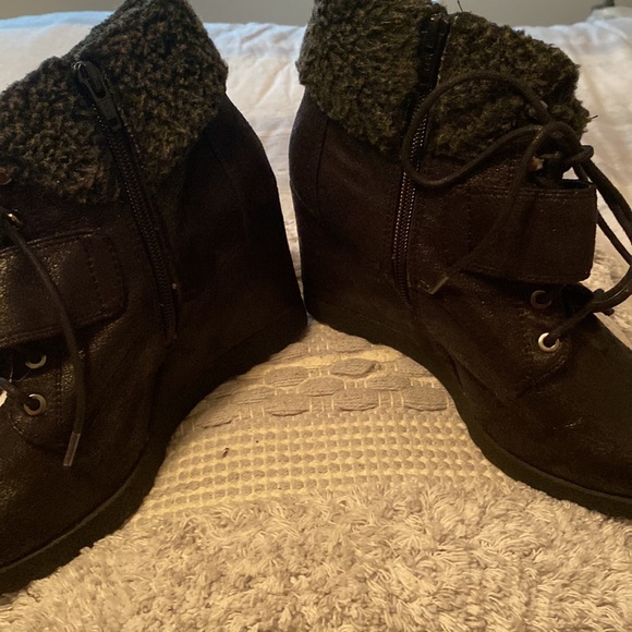 Women 7.5 medium leather upper boots. Black shearling material around the top. - Picture 3 of 6